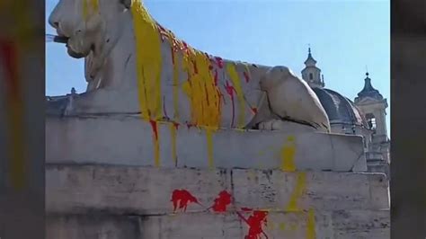 Hayvan hakları aktivistlerinden Roma'daki aslanlı çeşmelere boyalı saldırı - Son Dakika Haberleri